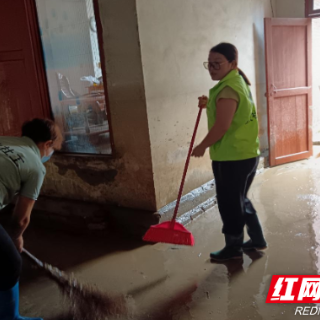 炎陵县：暴雨突袭致残障家庭进水 社工紧急驰援暖人心