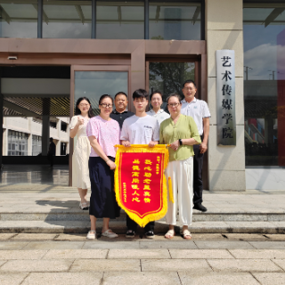 湖南汽车工程职业大学学子暖心救助迷路老人