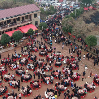 流量变暖流！攸县网红办杀猪宴，打赏全捐留守儿童和贫困老人