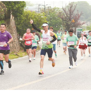奔跑中车 魅力石峰  第五届时代长跑嘉年华活动举行