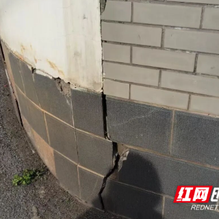 “忧心墙”变“安心墙”:石峰区一面围墙重建背后的民生温度