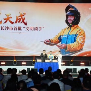 辛小湘 | 是骑手也是歌手，这场全国首创晚会为何触动人心？