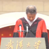 视频 | 毕业典礼上，武汉大学在场师生全体起立默哀