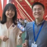 沿着高速看中国 | 央视记者王冰冰逛矮寨大桥 品苗家风情