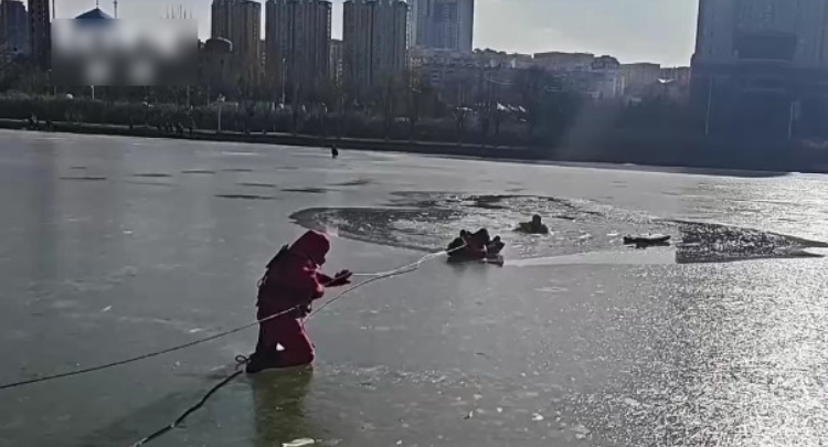 身边的安全 辽宁本溪：男子河面滑冰坠入冰窟