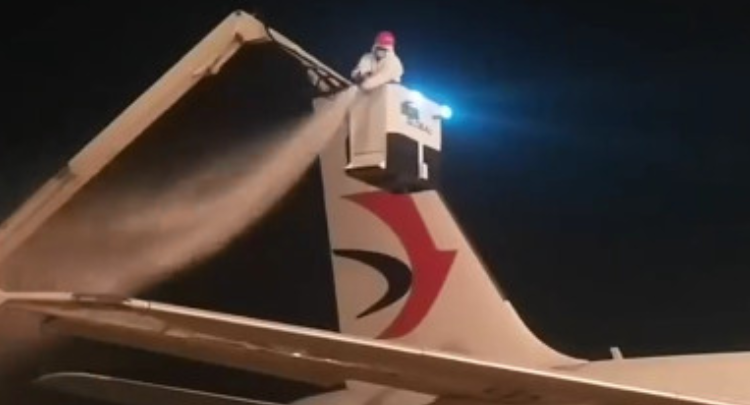 冬天飞机是如何除冰的