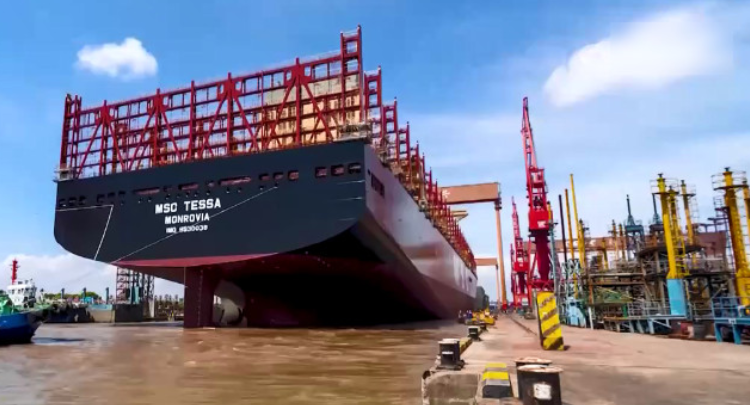 我国自主研制的全球最大集装箱船交付