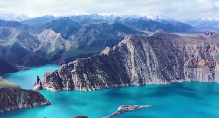 新疆：畅游“天山地理画廊” 领略多样自然风光