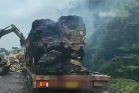 身边的安全 湖南常德：货车自燃引发山火 多部门联动扑救