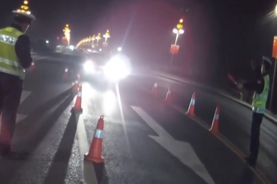 湖南常德：男子无证驾驶冲关逃跑 最终被民警抓获