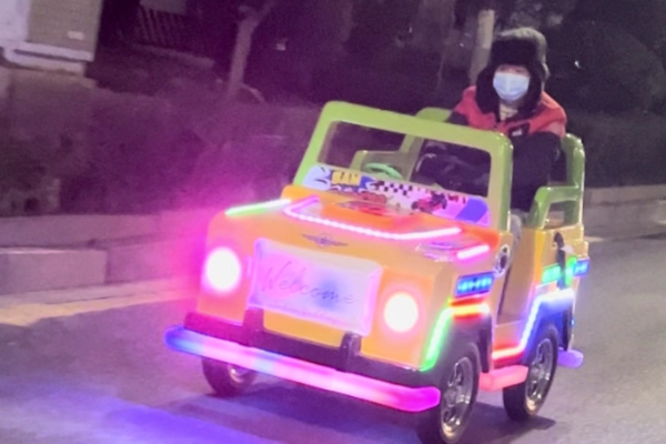 湖南郴州：大爷开电动玩具车多次上街“兜风” 交警发现后将其截停并规劝