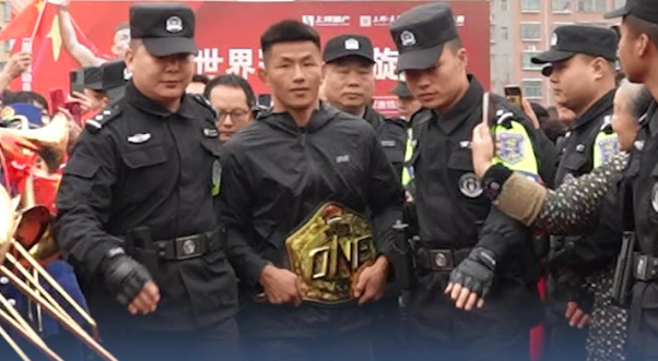 湖南邵阳：中国首位成功卫冕男子综合格斗的世界冠军唐凯 带着金腰带载誉回乡 家乡人民夹道欢迎