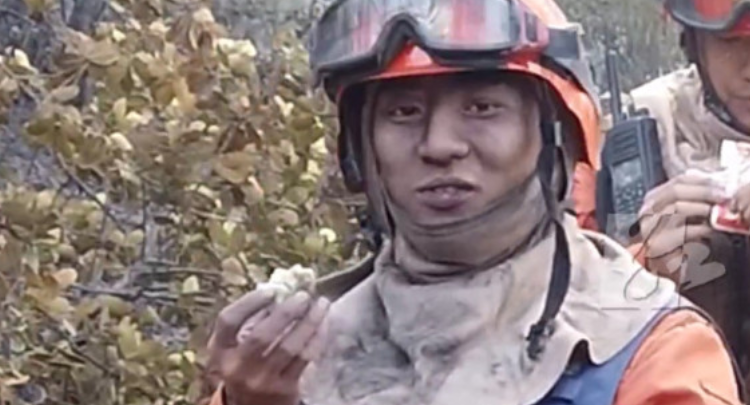 四川雅江：致敬！扑救雅江山火任务中 消防员捡起“脏鸡蛋”往嘴里塞 网友：他笑了 我却想哭