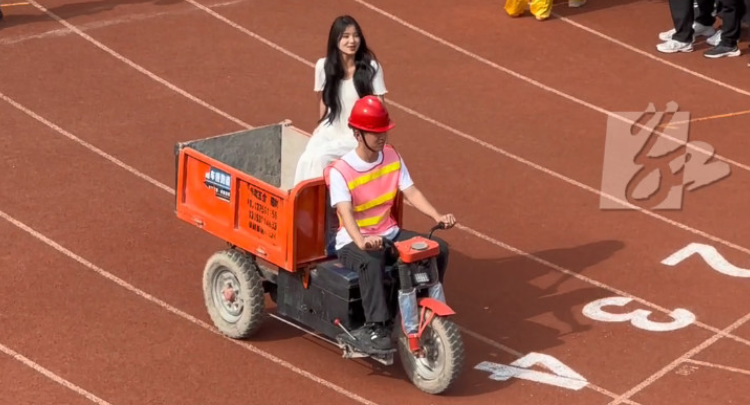 河南开封：学校运动会现“工程队”方阵 引来现场阵阵欢呼 女学生率先坐三轮车出场