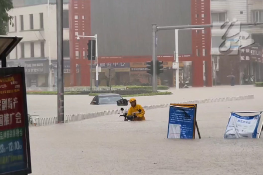 广东韶关：外卖小哥遇暴雨、洪水 直接推电动车趟过深水区 拍摄者：“他太厉害了，感觉无所不能”