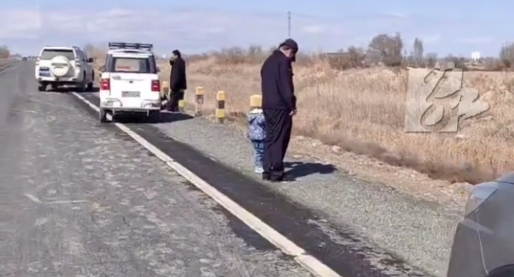 新疆：女子一家人清明去扫墓 将年幼的孩子交给警察带了半个小时 “人民警察护人民”