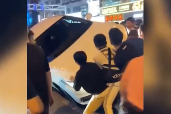 湖南长沙：男子被压车底 众人合力抬车救援