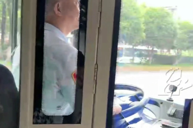 满满的治愈！湖南长沙一公交司机给每个上车乘客微笑打招呼，车上有爱心绿植、药盒、糖果等。