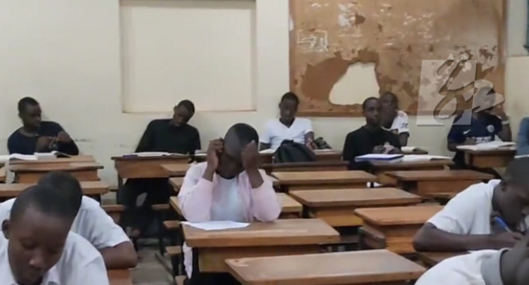 乌干达：非洲学生的汉语听力考试现场 “原来当学霸的感觉是这样”