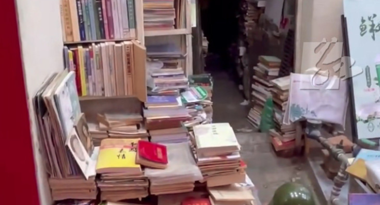 云南开远：老兵闹市中开设小书屋  三十余年藏书一吨 “小吃街里的知识海洋”