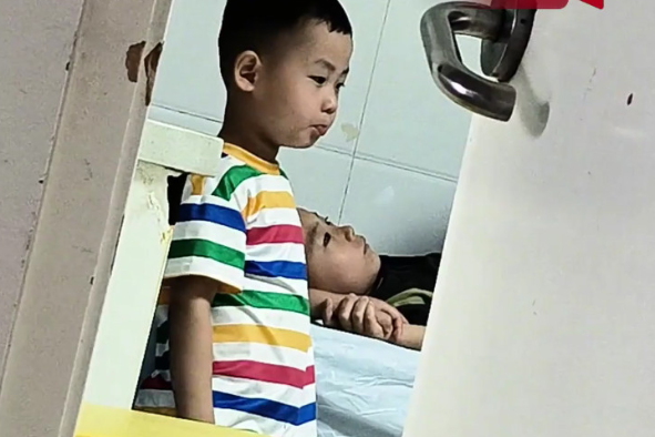哥哥做手术前非常紧张 3岁弟弟抓紧哥哥的手暖心陪伴