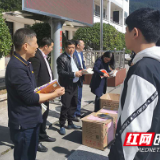 株洲市第十八中学领导慰问支教教师