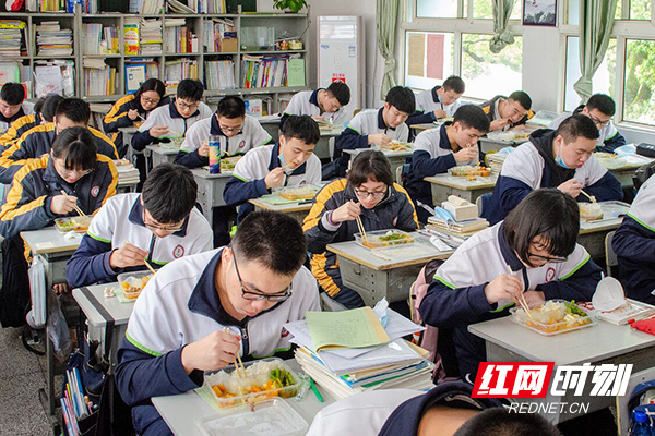 一中学生在教室安静吃饭.