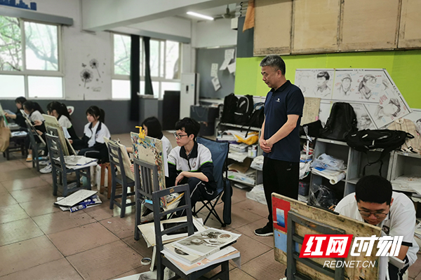5陈校长视察.jpg
