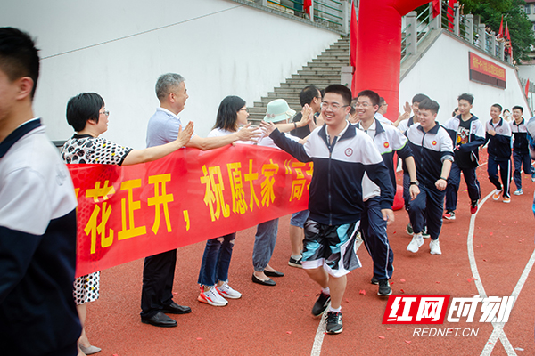2与校长击掌.jpg 2与校长击掌.jpg