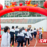 株洲市一中举行十八岁成人礼暨高三减压心理拓展活动