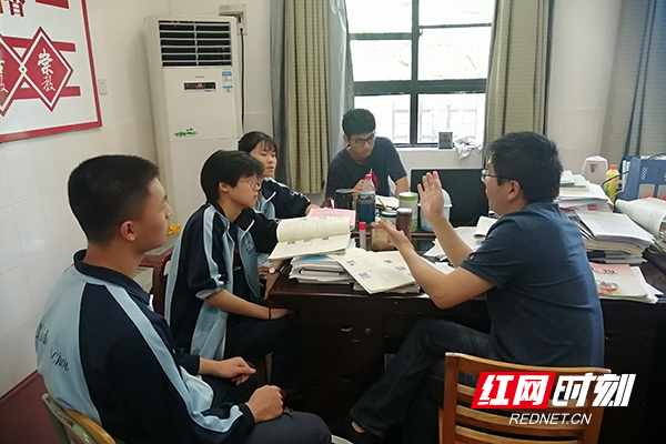 师生1+1：红旗党支部蹲点领导、创新班教师杨珑副校长为结对学生答疑解惑.jpg