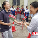淞南中学团委开展教师节献花活动