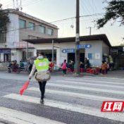 家长“护学岗”芦淞区白关中心小学的一道温暖风景线