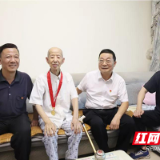 株洲市市场监督管理局为老党员颁发“光荣在党50年”纪念章