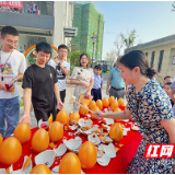 砸金蛋拿精神食粮 隆兴小学这个教师节惊喜连连