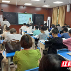 渌口区张赛辉正高级教师驻鸿仙中学工作室举行教研培活动