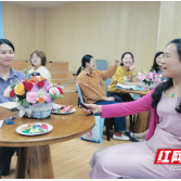 株洲市一中党委书记刘迎玖与年轻教师探讨幸福工作与幸福生活