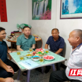 炎陵县水口镇学校走访慰问困难老党员