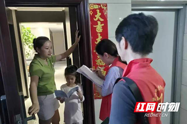 顶烈日战高温 株洲水务集团创文在一线