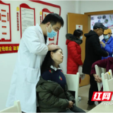 株洲市四中与市人民医院开展关爱教师健康义诊活动