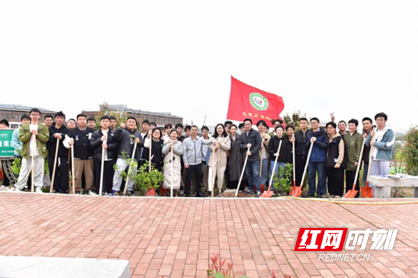 湖南化工职院机电工程学院组织开展植树活动