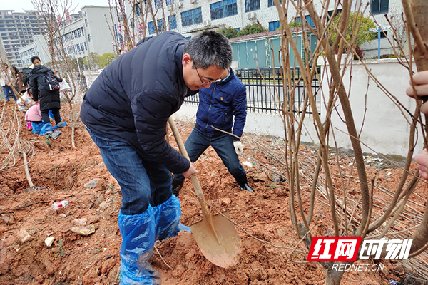 株洲市九方中学开展义务植树活动 为幸福株洲助力