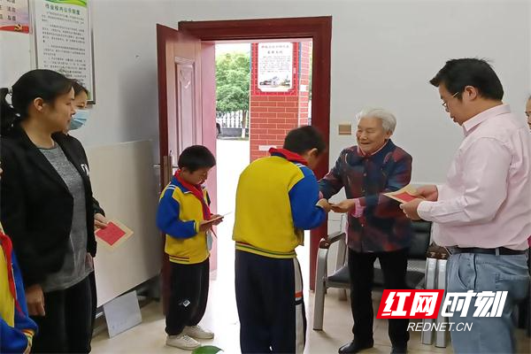醴陵：退休老师8年资助200名贫困学生
