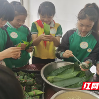 芦淞区白关中心小学开展“迎端午，粽叶飘香”六月份集体生日会