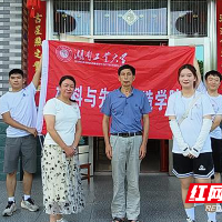 湖南工业大学“三下乡”学生志愿者聆听老兵的奋斗故事