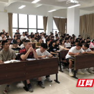 湖南铁科职院：开学首日 校领导深入教学一线听课