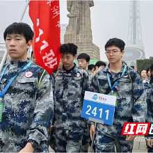 株洲市南方中学国防航空班学子参加徒步湘江环保毅行活动