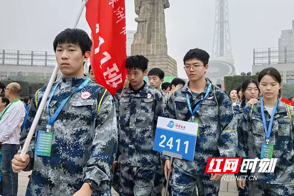 株洲市南方中学国防航空班学子参加徒步湘江环保毅行活动