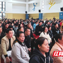 株洲市一中高二年级举行家校共育交流会