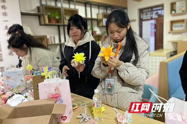 湖南化工职院：花漾女神节 纸艺绽芳华